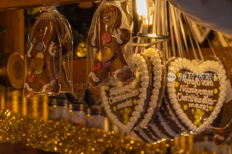 来自德国纽伦堡圣诞市场的姜饼人与心的问候“gruremberg ß vom Christkindlesmarkt Nuernberg”